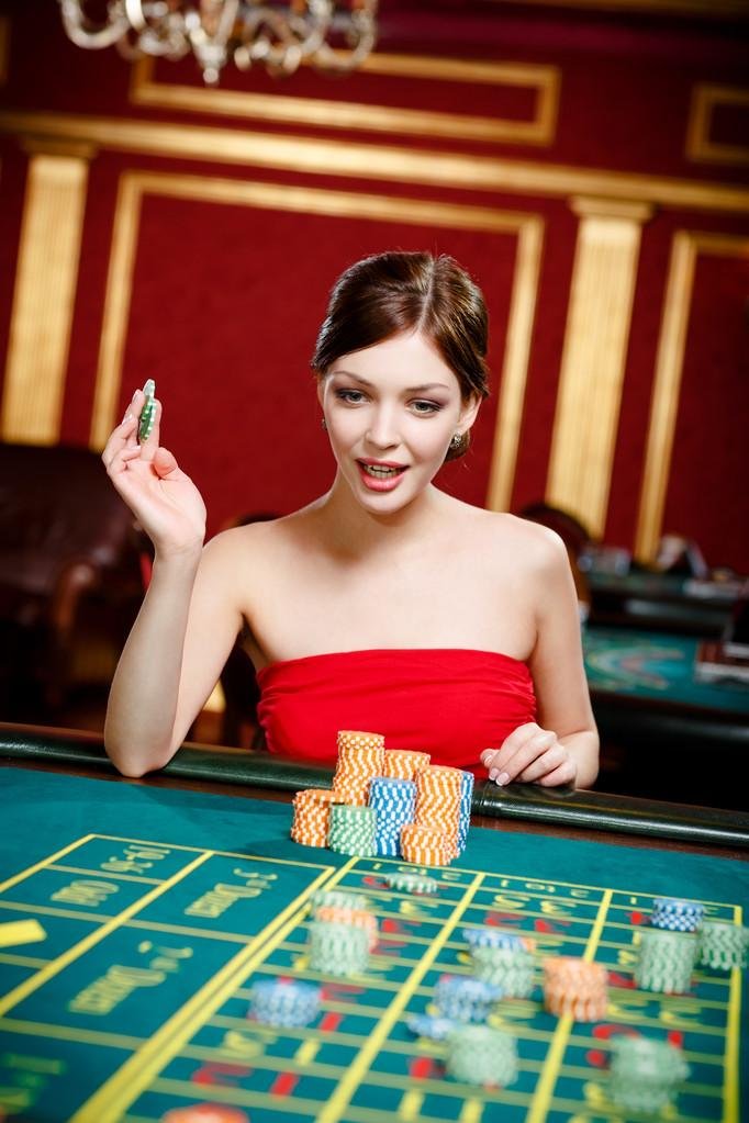 Tampilan berbagai kategori permainan casino dan olahraga dalam platform hiburan